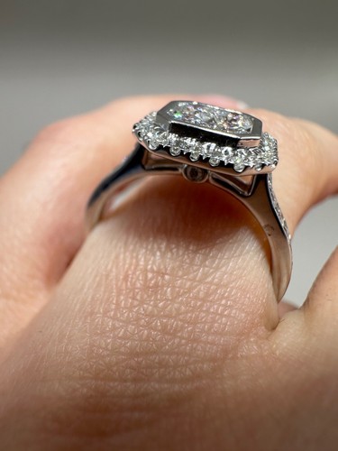 Anillo con halo de diamantes cultivados en laboratorio de 1,01 quilates de oro blanco de 9 quilates LGSL110 - Imagen 13 de 20