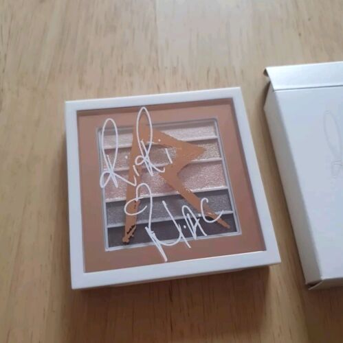 MAC RiRi Phresh Out Veluxe Pearlfusion Eyeshadow Palette genuine BNIB - Picture 3 of 5