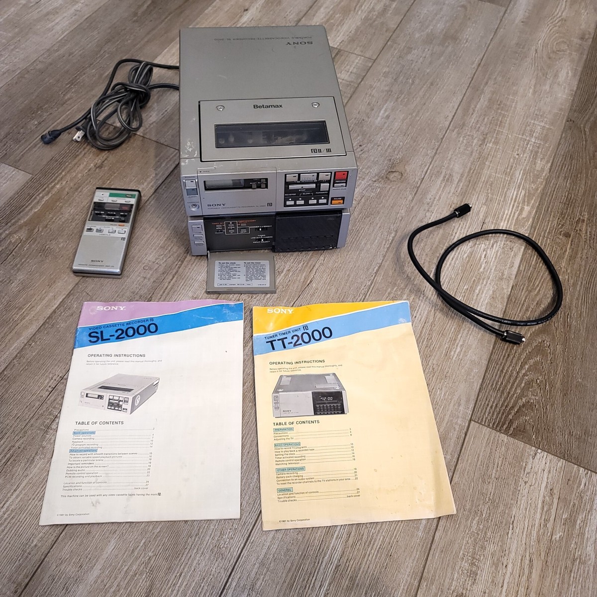 Sony SL-2000 Portable Videocassette Recorder Betamax W/ TT-2000