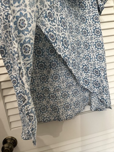 Loft Woman’s Sz M Top White / Blue Mandala Pattern Blouse Silky Ruffle Open Back - Bild 10 von 17