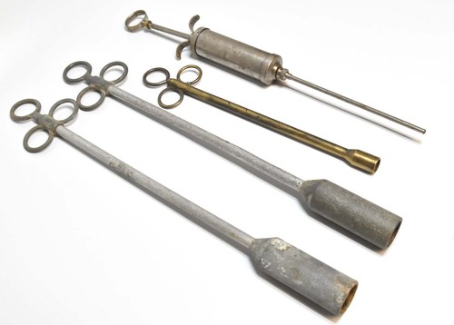 4 DIFERENT LARGE CATTLE PILL FEEDERS AND SYRINGE STEAMPUNK - Picture 2 of 5