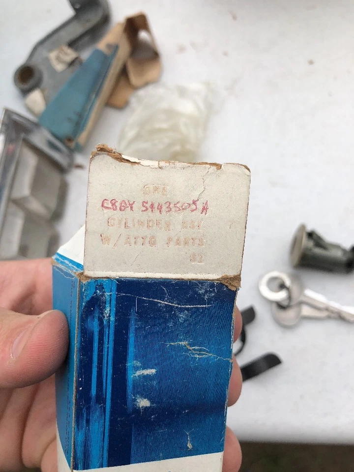 Nuevo de Lote Antiguo 1968 69 70 71 72 Mercury Cougar maletero puerta cilindro y llaves Foto 2 de 4