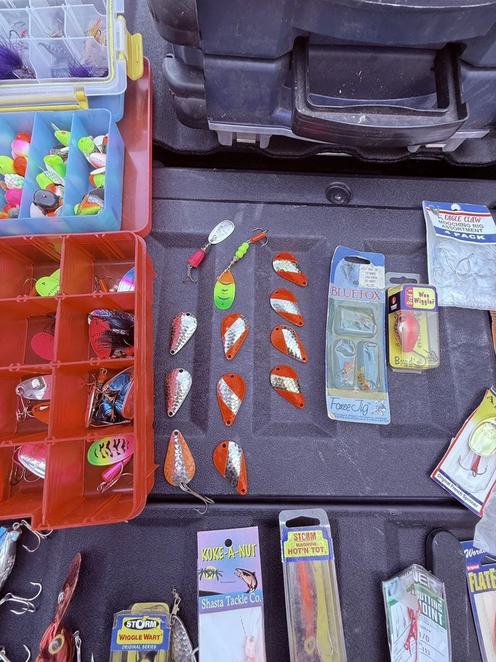 Lote de 100+ señuelos de pesca vintage y modernos zorro azul Mepps tormenta menearse verruga más Foto 4 de 4