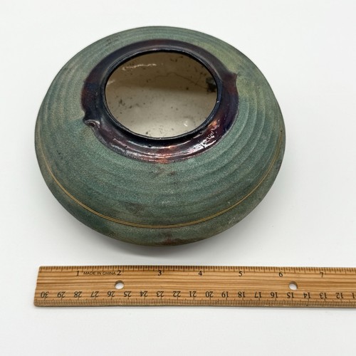 Kunstkeramik Raku Vase gesungen RJ irisierend grün Kupfer Glanz Messingring - Bild 7 von 8