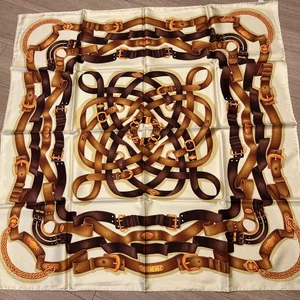 Foulard en soie motif ceinture Gucci