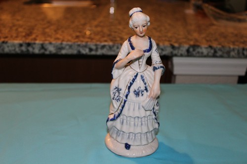 Estatuilla de porcelana vestido azul y blanco victoriano mujer 8"H - Imagen 13 de 16