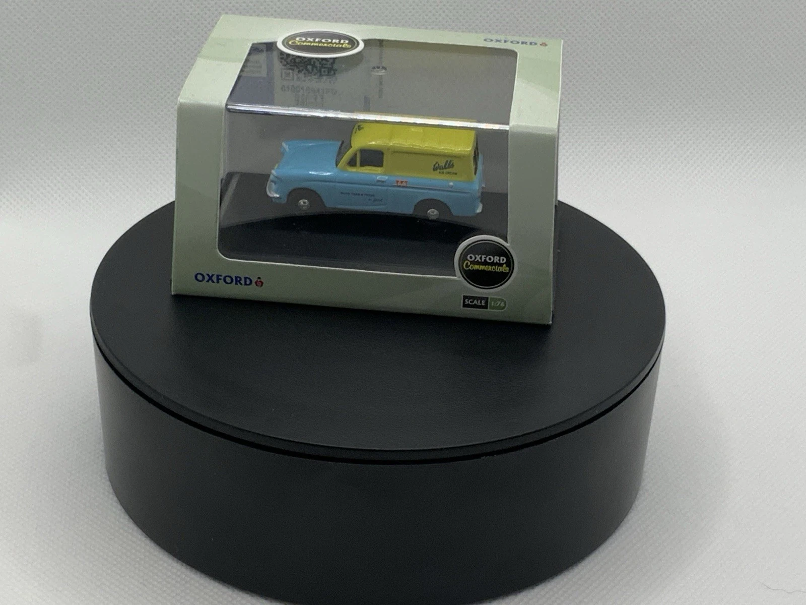 VANS Oxford Diecast 76ANG008 Ford Anglia Van Wall's Ice Cream Blue Cream scala 1:76