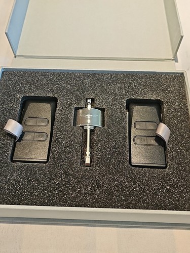Used Condition Aston Martin Smart Key Fob Remote Transmitter Keyless free shippi - Foto 4 di 8