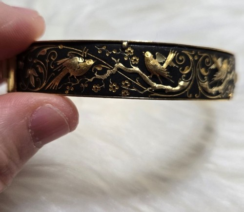 Elégant bracelet manchette vintage à charnière fleurs et oiseaux damas ton noir et or - Photo 7/10