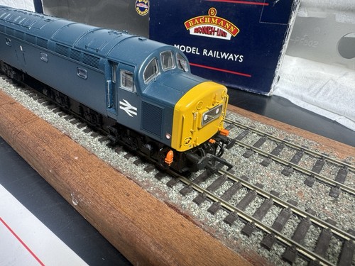 Bachmann 32-479 Class 40 Locomotive 40 169 BR Blue Livery Without Tanks - Picture 6 of 15