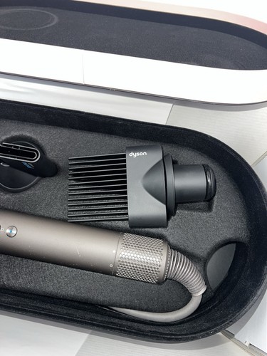 Dyson Supersonic Haartrockner - Fuchsia/Bügeleisen mit grauem & rosa Koffer mit Zubehör - Bild 7 von 9