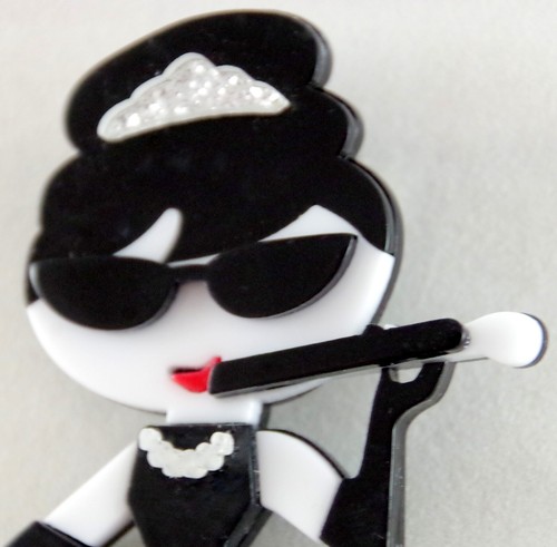 Cool! NWOT BIG 3" AUDREY HEPBURN BREAKFAST AT TIFFANY'S MOVIE ACRYLIC BROOCH PIN - Picture 5 of 14