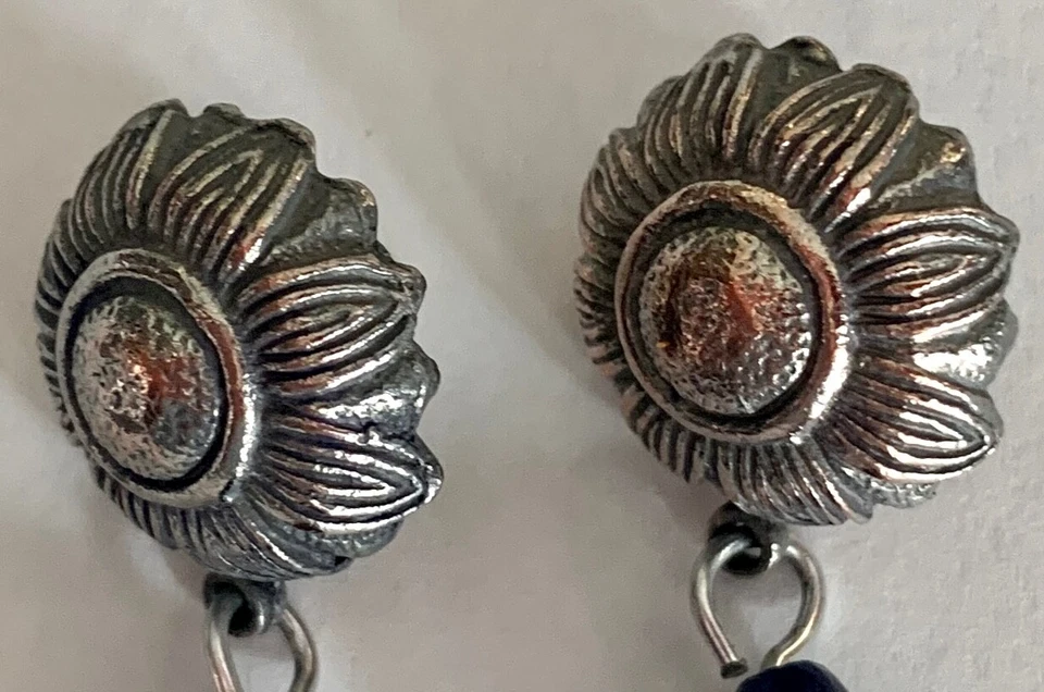 PENDIENTES PERFORADOS MUJER SIN MARCA, FLOR DE PELTRE CON PIEDRA SINTÉTICA LÁGRIMA AZUL Foto 2 de 4