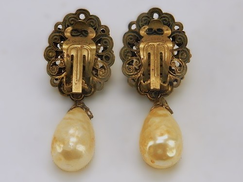 Vintage Gold Tone Faux Pearl Teardrop Clip-On Fashion Earrings, GERMANY- JWL-676 - Picture 3 of 8