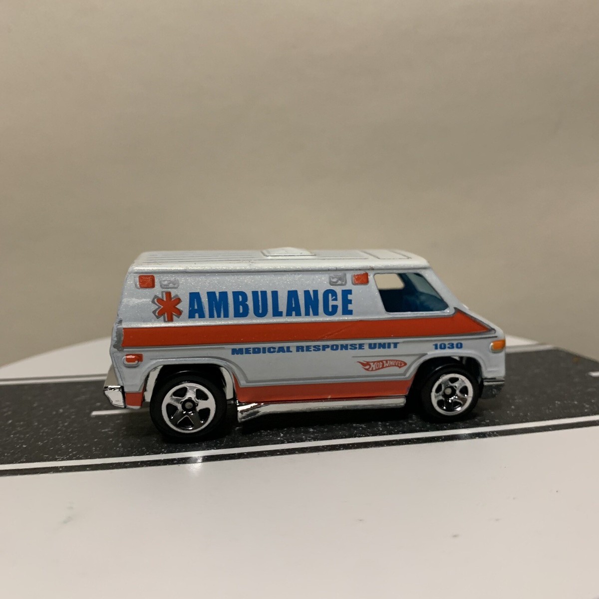 Hot Wheels HW Race World 70s Super Van Ambulance White/Red