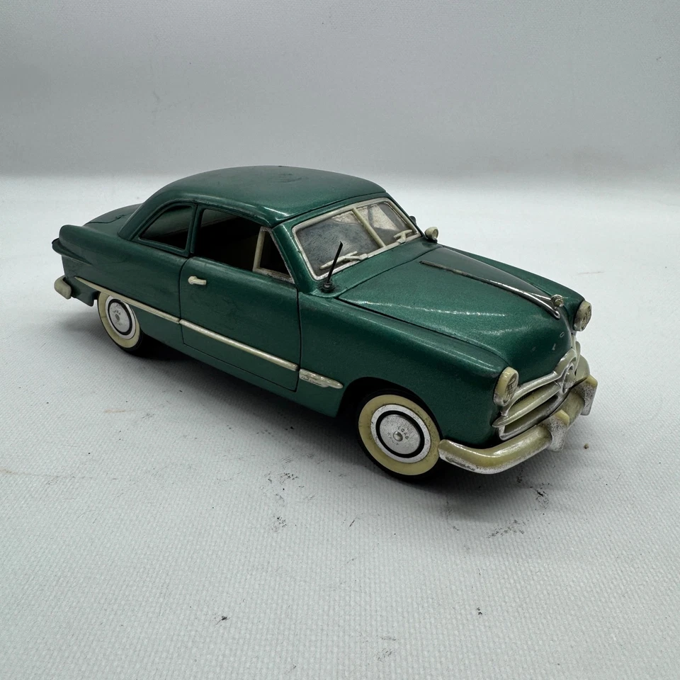 Modelo De Coche Ford 1949 Verde - Sólido - Escala 1:18 "Diecast" - Imagen 3 de 4