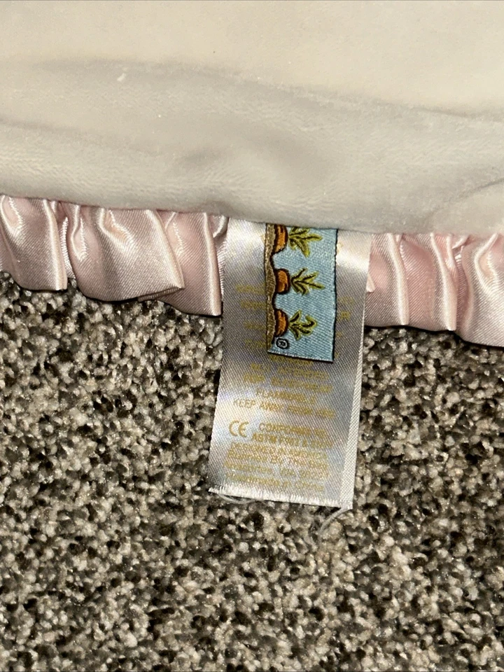 RARO Bunnies by Bay "Baby Girl Where's Your Little Curl?" Manta con volantes de satén Foto 4 de 4