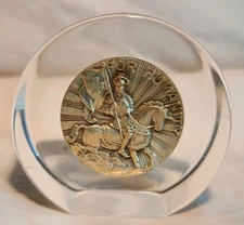 VINTAGE AMERICAN NATIONAL RED CROSS LUCITE PAPERWEIGHT 5 YEAR VOLUNTEER AWARD