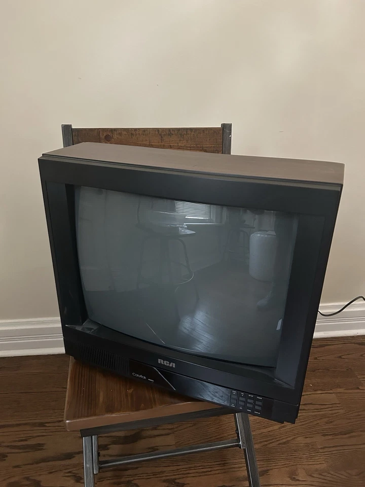 ✨RCA F20517WN 20 inch Gaming CRT TV 1989 Vintage Tested Wood Grain + Remote - Image 2 of 4