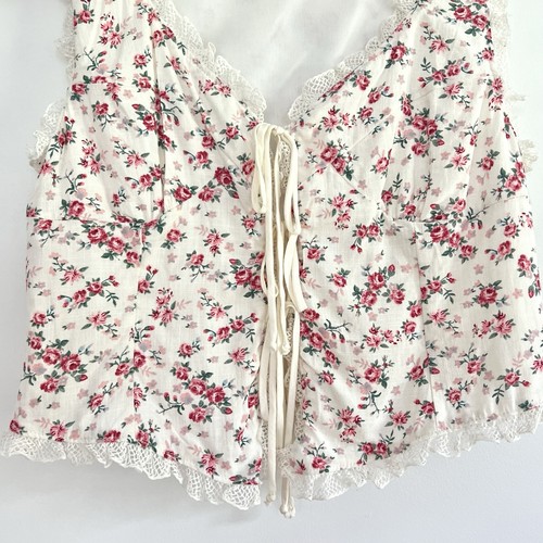 Top de encaje floral estilo babydoll coqueta corbata delantera Kirious Los Angeles pequeño - Imagen 3 de 10
