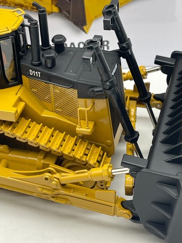 CAT D11T Track-Type Tractor 1:50 Scale Die Cast Model Replica 85212 Diecast Mas - Picture 5 of 21