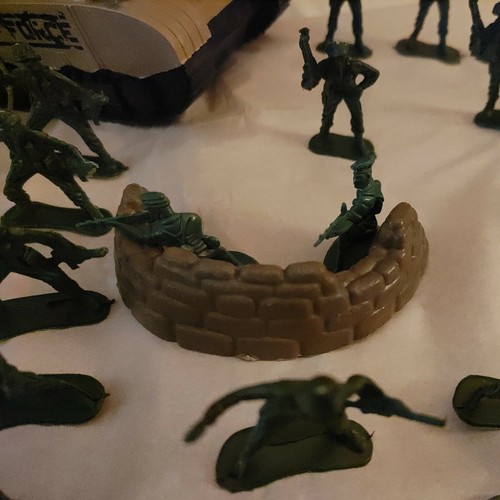 75 PIECE USA MILITARY SET: TANK, SOLDIERS, FLAG, FOX HOLE BARRIERS PLUS MORE FUN - Picture 3 of 12