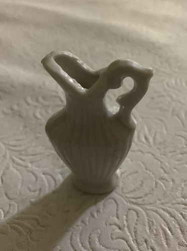 Lot Of 2 Miniature Vases - 1 Pink & 1 White (White Is Made In Japan) - Picture 2 of 6