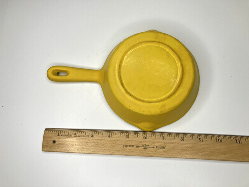 Vintage Enamel Cast Iron Skillet Yellow Pour Spouts 6" - Picture 13 of 13