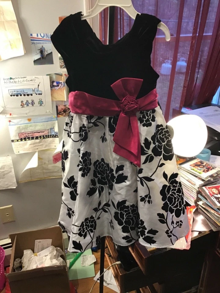Jona Michelle Girls Dress Size 6 Black and White Pre Owned in Good Condition  - Image 3 of 4