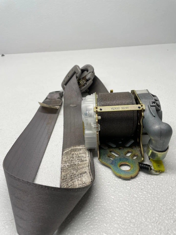 2005-2007 TOYOTA SEQUOIA CINTO DE SEGURANÇA DIANTEIRO DIREITO DO PASSAGEIRO LATERAL CINZA 732200C040 - Imagem 2 de 4