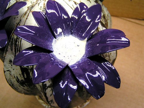 Metal Art garden cactus sculpture, Junk Iron, distressed white purple flowers - Picture 10 of 11