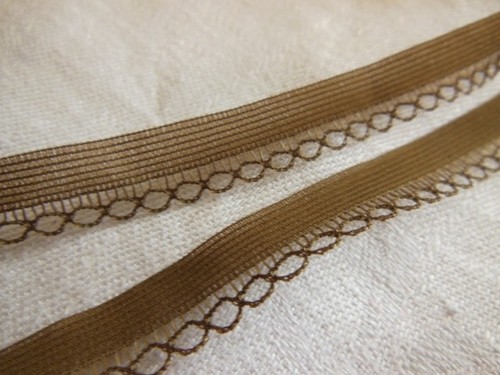 Dentelle vintage marron avec bordure légère 5 mètres sur 1 cm A4 - Picture 3 of 3