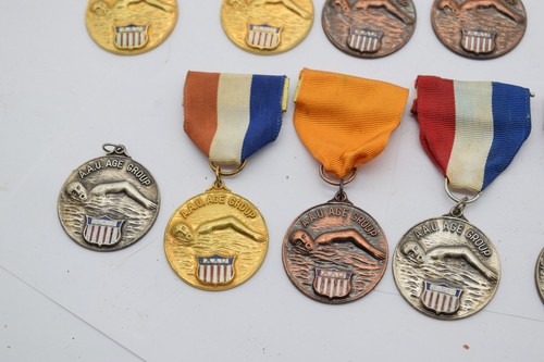 10 VINTAGE AAU GRADE SCHOOL HIGH SCHOOL SWIMMING MEDASL AGE GROUP 1968-69 - Picture 4 of 9