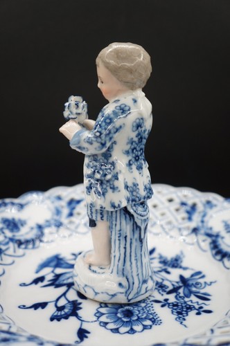 Meissen Centerpiec Two Tiered Porcelain Dessert Stand with Figurin Blue Onion - Picture 10 of 16