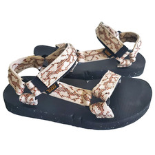 NWOB WOMENS 7 NATURAL  BLACK TEVA ORIGINAL UNIVERSAL RELOOP 1141355 SANDALS