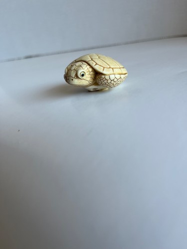Harmony Kingdom Artist Adam Binder Turtle Ivory Colored Marble Resin Palm Charm - Picture 7 of 13