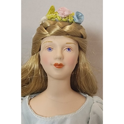 2 Avon Fairy Tale Dolls – Rapunzel & Flower Maiden (1986 Porcelain Vintage Set) - Picture 9 of 13