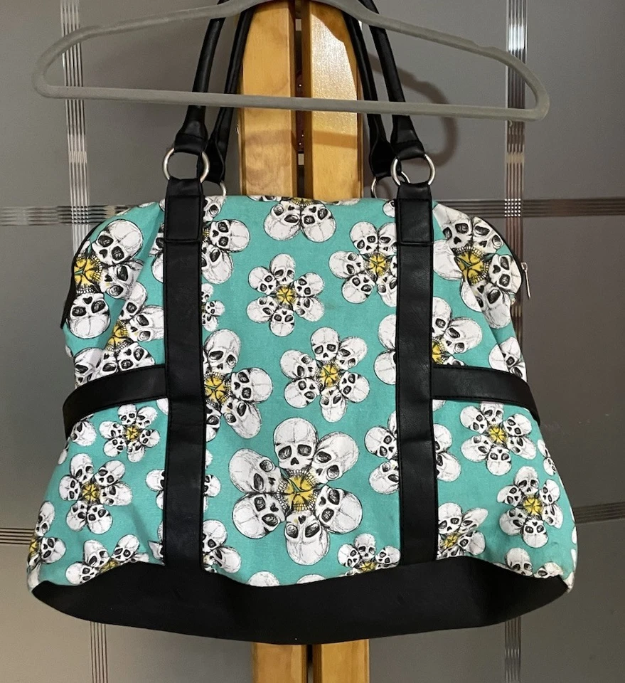 Bolsa para pernoite Iron fist Skulls Trippin Daisies esgotada - Imagem 4 de 4