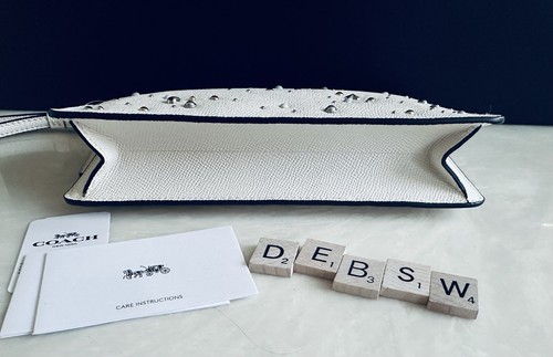 NUEVO CON ETIQUETAS PULSERA CLUTCH COACH CELESTIAL STARS TACHUELAS REMACHES TIZA CROSBY 29324 - Imagen 9 de 17