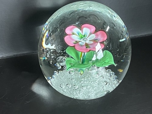 Vintage Art Glass Paperweight Pink Flower, sits on Pedestal Base Of Pewter Frogs - Picture 6 of 17