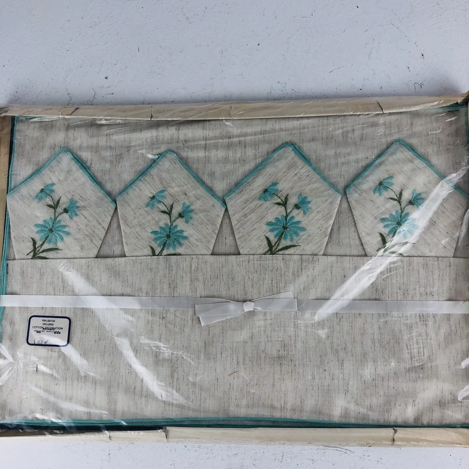 NOS Vintage Placemat Napkin Set 4 Floral Embroidered Blue Daisy Flower - Image 2 of 4