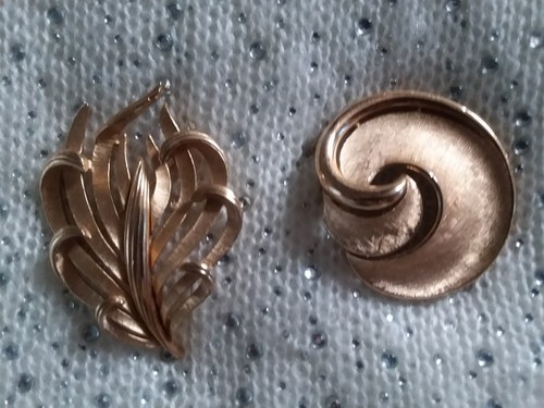 Trifari Krone goldfarben Swirl Design, Trifari Broschen goldfarben Blatt Design - Bild 1 von 9