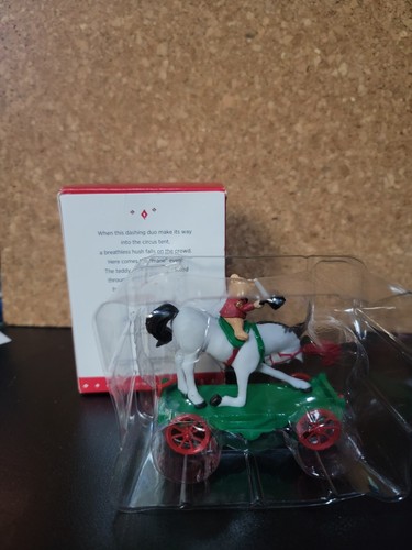 NEU Hallmark Ornament 2015 Ein Pony zu Weihnachten #18 in der Serie  - Bild 2 von 2