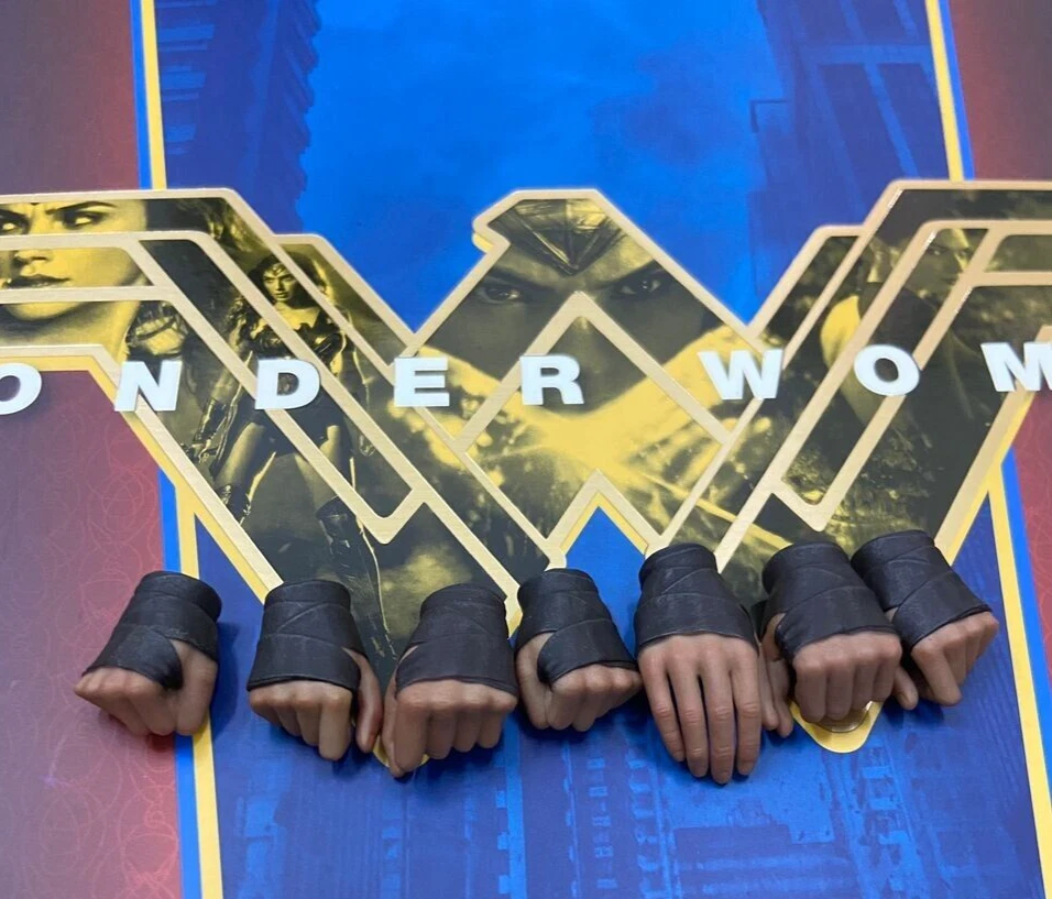 Hot Toys 1:6 Wonder Woman MMS359 Batman v Superman:Dawn of Justice Figure: Hands - Image 3 of 3