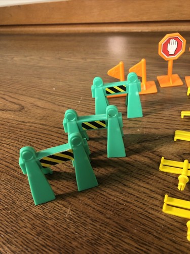 Playskool Motoring 25 Pcs Replacement Part Guard Rails Signs Barrels Road Blocks - Picture 6 of 6