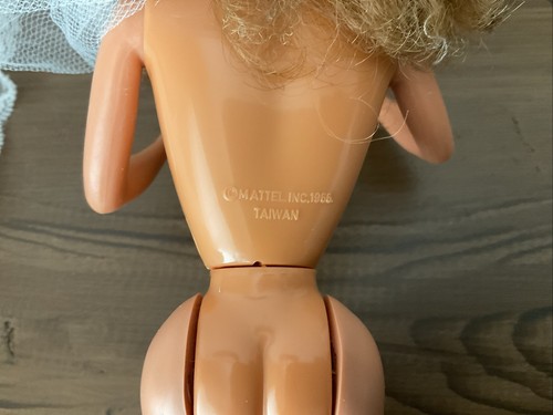 Barbie de colección 1966 estampada Taiwán novia cintura torcida con tren de encaje largo desmontable - Imagen 7 de 8
