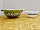 (2) Pyrex CRAZY DAISY SPRING BLOSSOM 1.5QT (White) and 4QT (Olive Green) Bowls