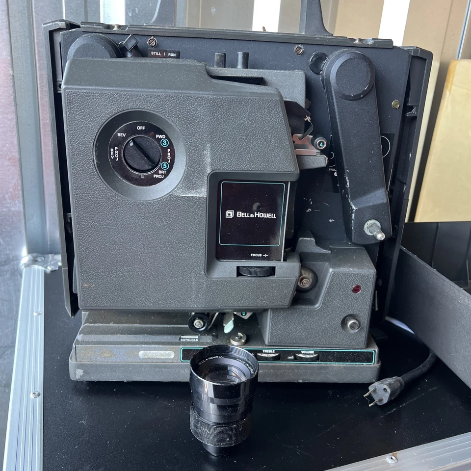老式 Bell & Howell - 型号:2592 - 16 毫米 FilmoSound 电影投影仪 W 镜头 — 第 2/4 张图片