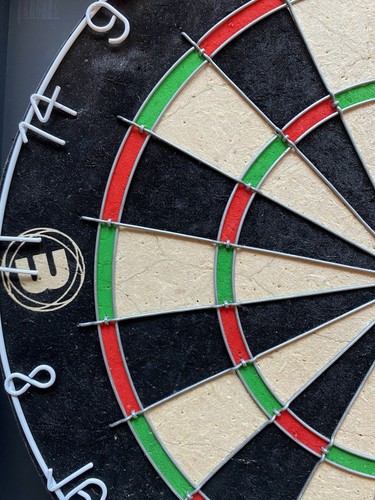 Winmau Man Cave Deluxe Dartboard Cabinet - Schwarz mit Pro SFB Dartscheibe & Darts - Bild 10 von 24