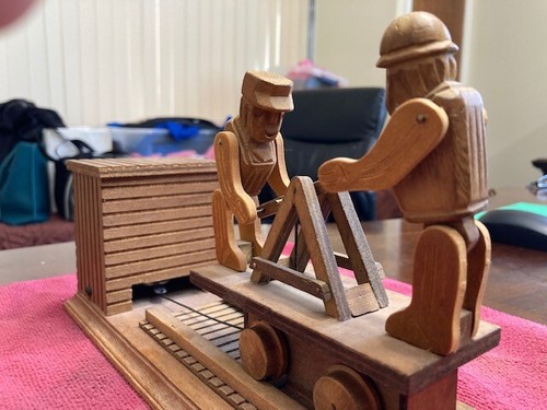 CAJA DE MÚSICA DE MADERA ANIMADA DE COCHE DE MANO REPRODUCE "HE ESTADO TRABAJANDO EN EL FERROCARRIL" (PL) - Imagen 10 de 12